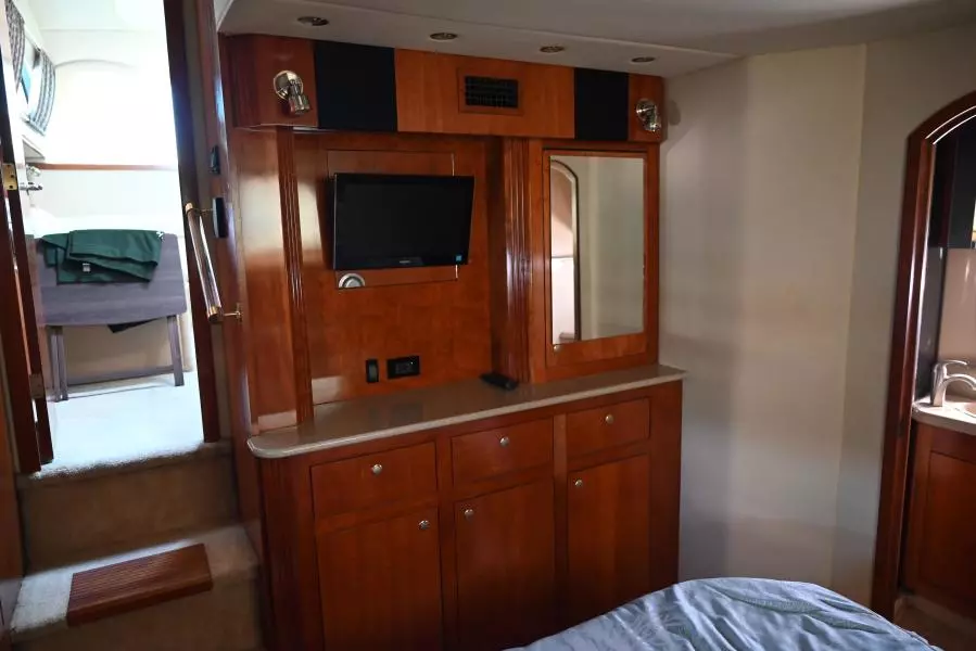 2004 Cruisers Yachts 405 Express Motor Yacht