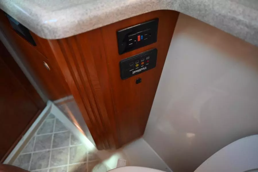 2004 Cruisers Yachts 405 Express Motor Yacht