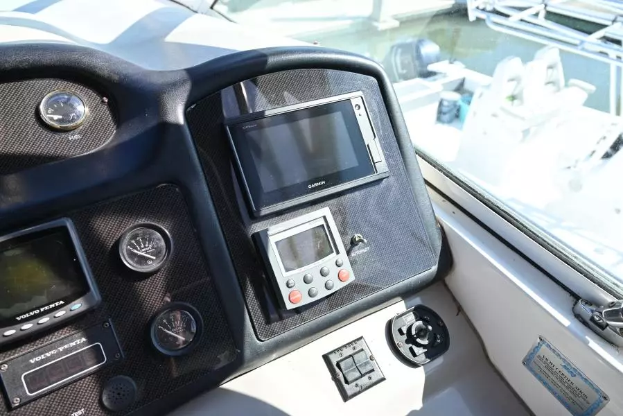 2004 Cruisers Yachts 405 Express Motor Yacht