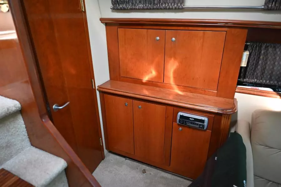 2004 Cruisers Yachts 405 Express Motor Yacht