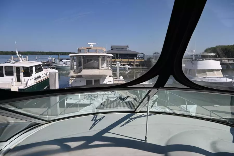 2004 Cruisers Yachts 405 Express Motor Yacht