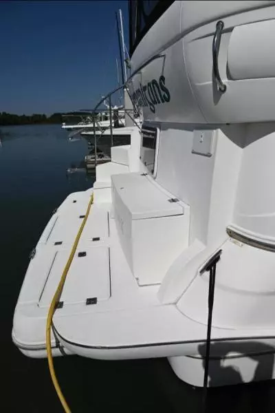 2004 Cruisers Yachts 405 Express Motor Yacht