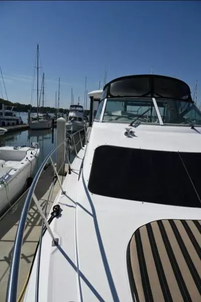 2004 Cruisers Yachts 405 Express Motor Yacht