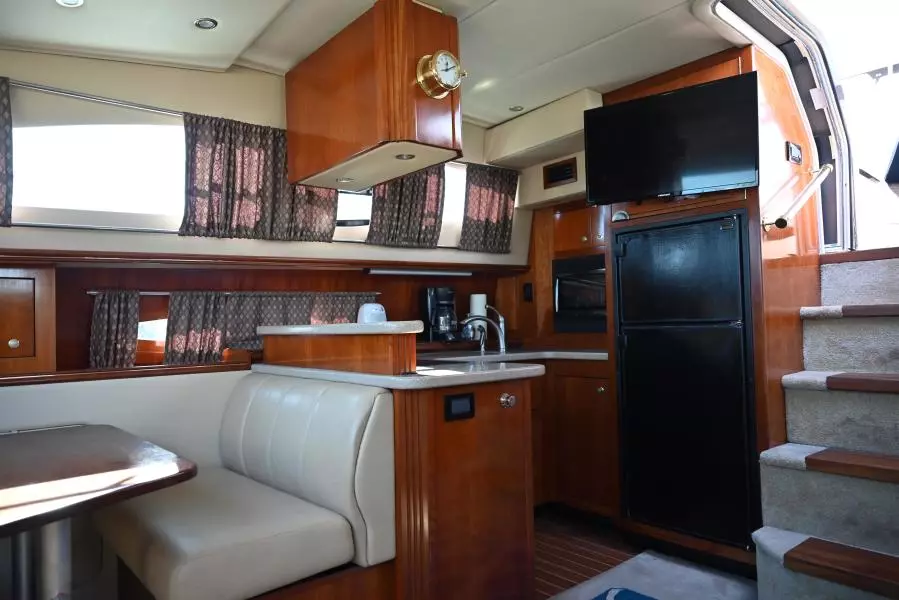 2004 Cruisers Yachts 405 Express Motor Yacht