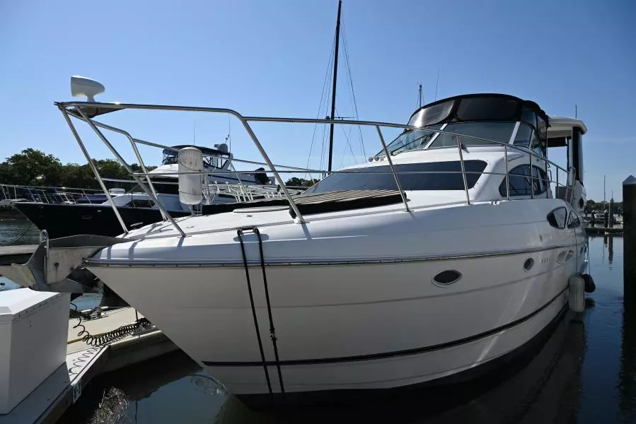 2004 Cruisers Yachts 405 Express Motor Yacht