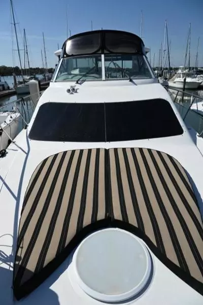 2004 Cruisers Yachts 405 Express Motor Yacht