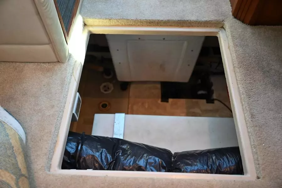 2004 Cruisers Yachts 405 Express Motor Yacht