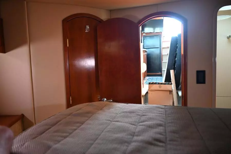 2004 Cruisers Yachts 405 Express Motor Yacht