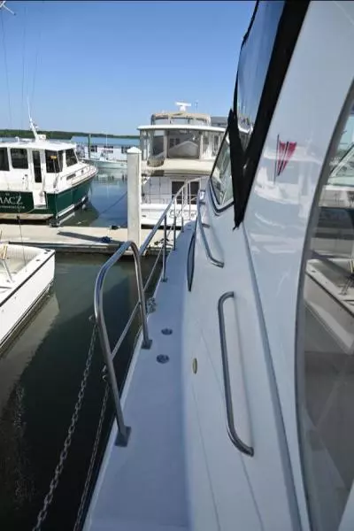 2004 Cruisers Yachts 405 Express Motor Yacht