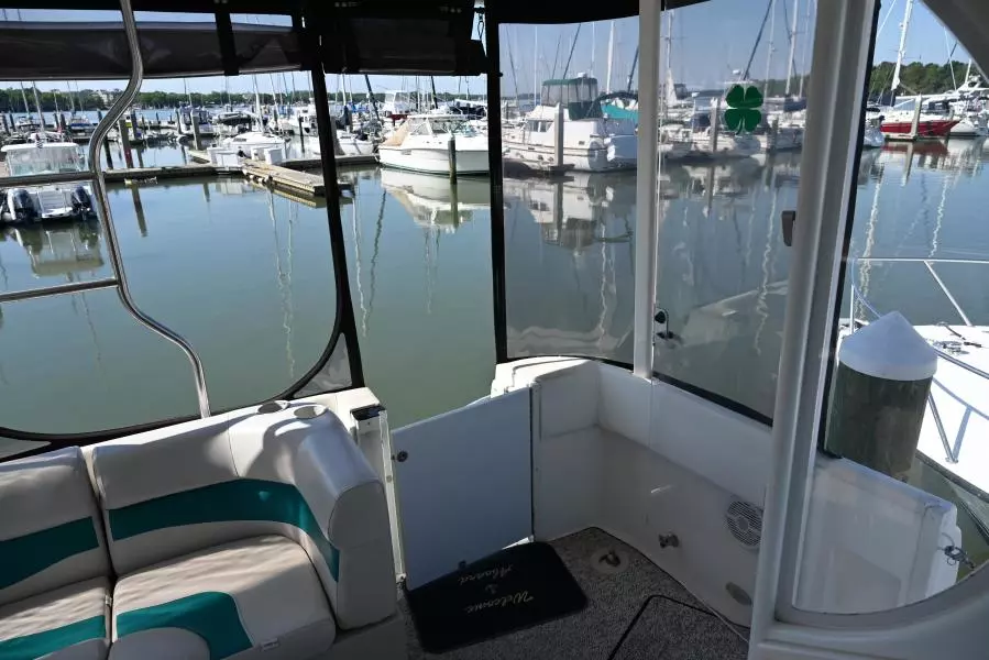 2004 Cruisers Yachts 405 Express Motor Yacht