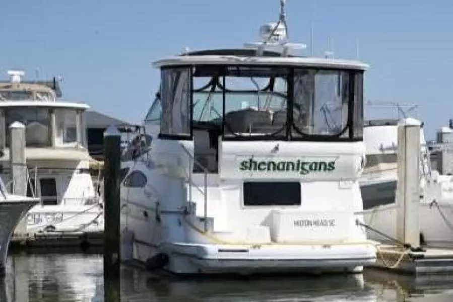 2004 Cruisers Yachts 405 Express Motor Yacht