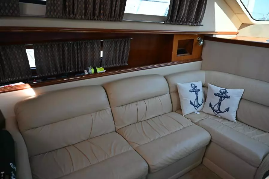 2004 Cruisers Yachts 405 Express Motor Yacht