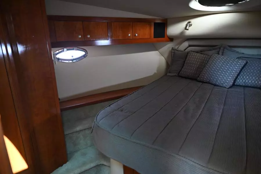 2004 Cruisers Yachts 405 Express Motor Yacht