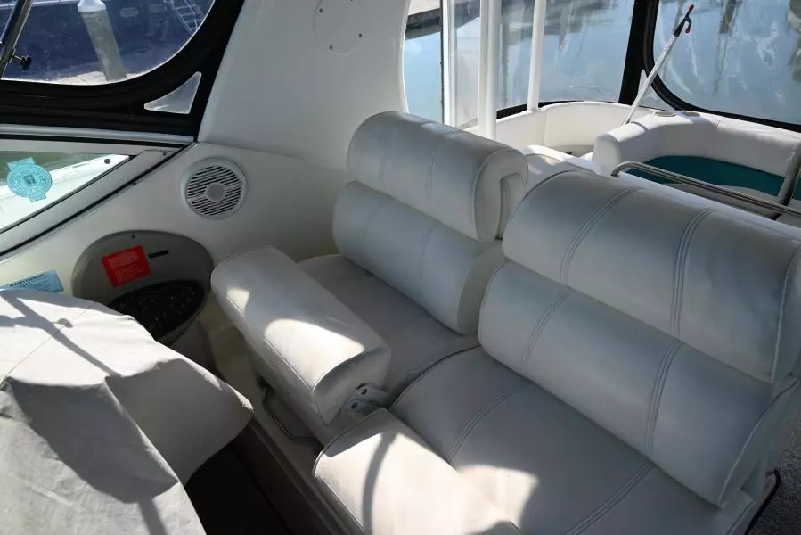 2004 Cruisers Yachts 405 Express Motor Yacht