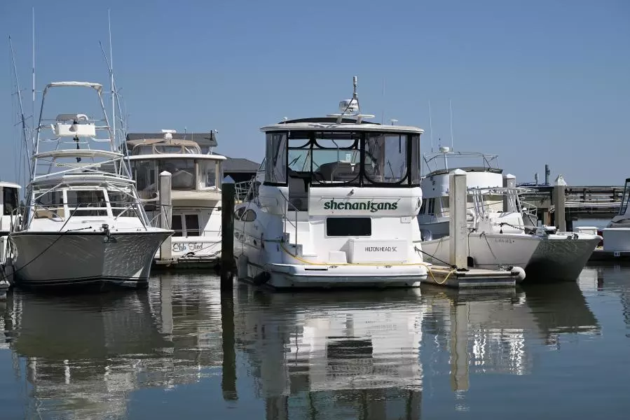 2004 Cruisers Yachts 405 Express Motor Yacht