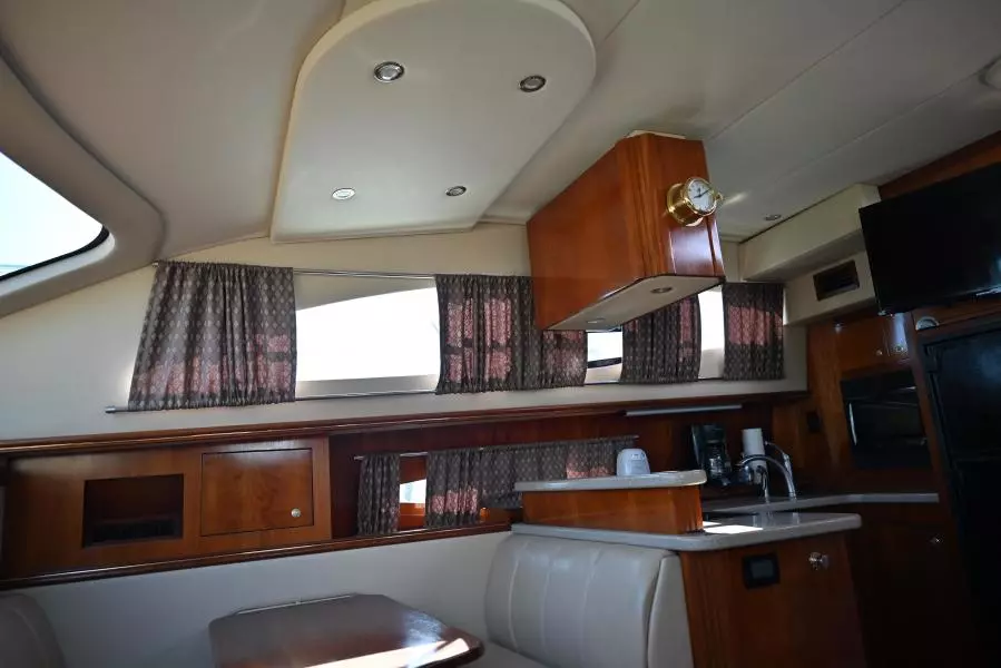 2004 Cruisers Yachts 405 Express Motor Yacht