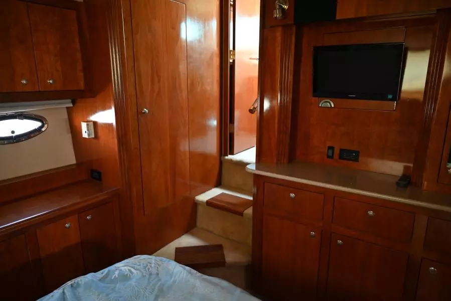 2004 Cruisers Yachts 405 Express Motor Yacht