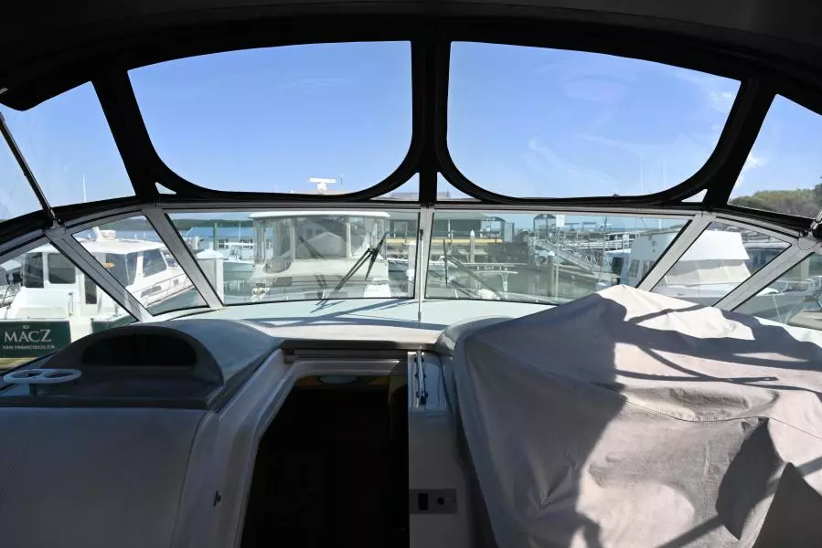 2004 Cruisers Yachts 405 Express Motor Yacht