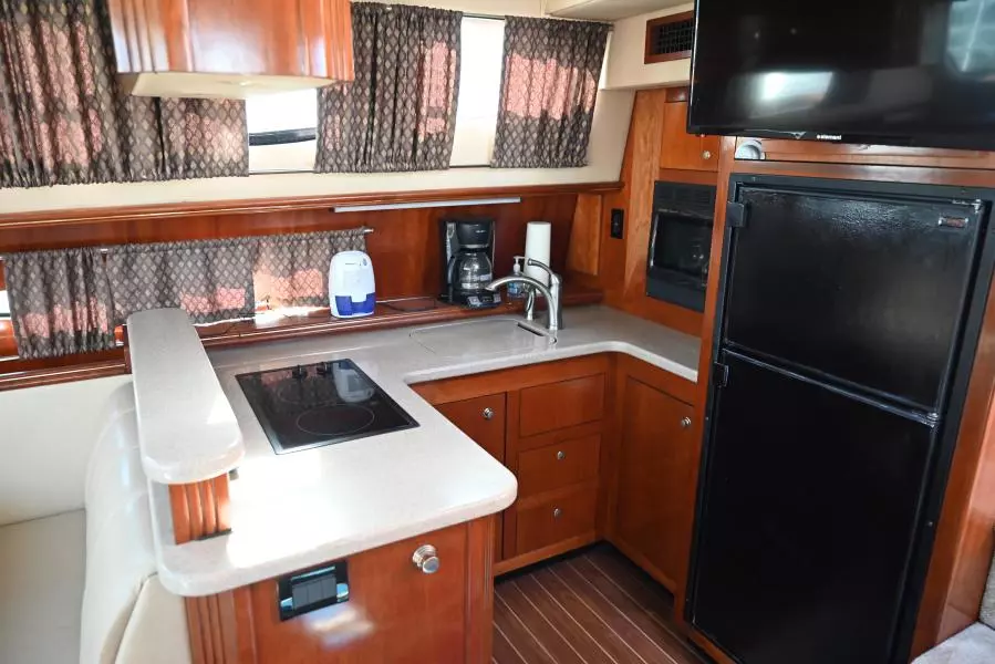 2004 Cruisers Yachts 405 Express Motor Yacht