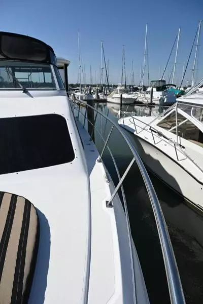 2004 Cruisers Yachts 405 Express Motor Yacht