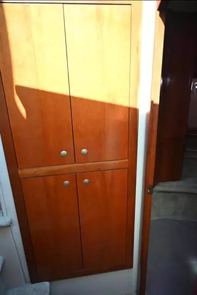 2004 Cruisers Yachts 405 Express Motor Yacht