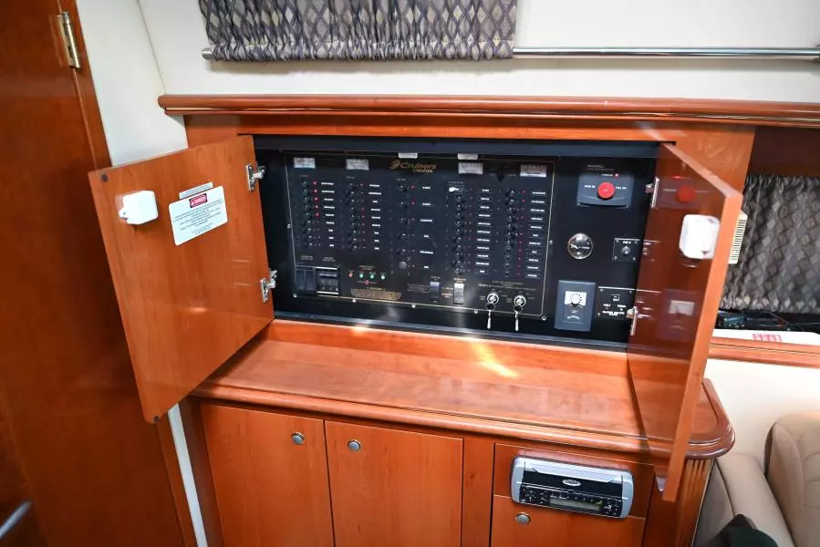 2004 Cruisers Yachts 405 Express Motor Yacht