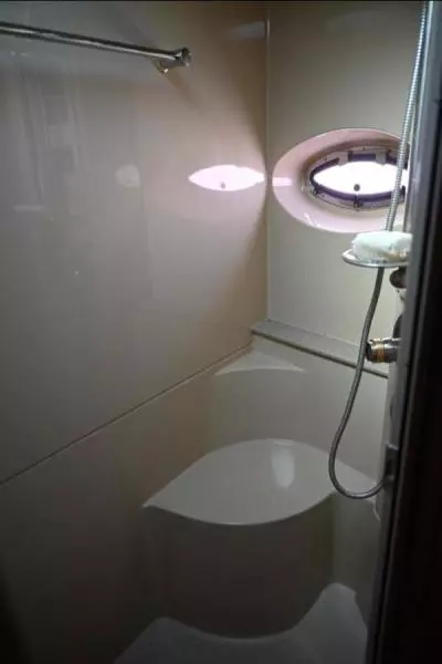 2004 Cruisers Yachts 405 Express Motor Yacht