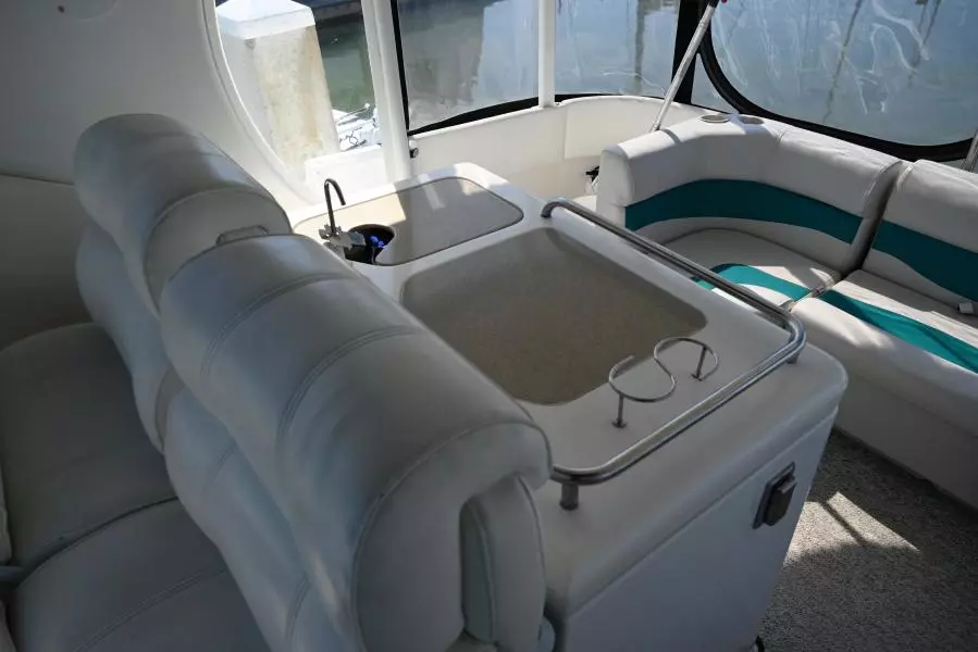 2004 Cruisers Yachts 405 Express Motor Yacht