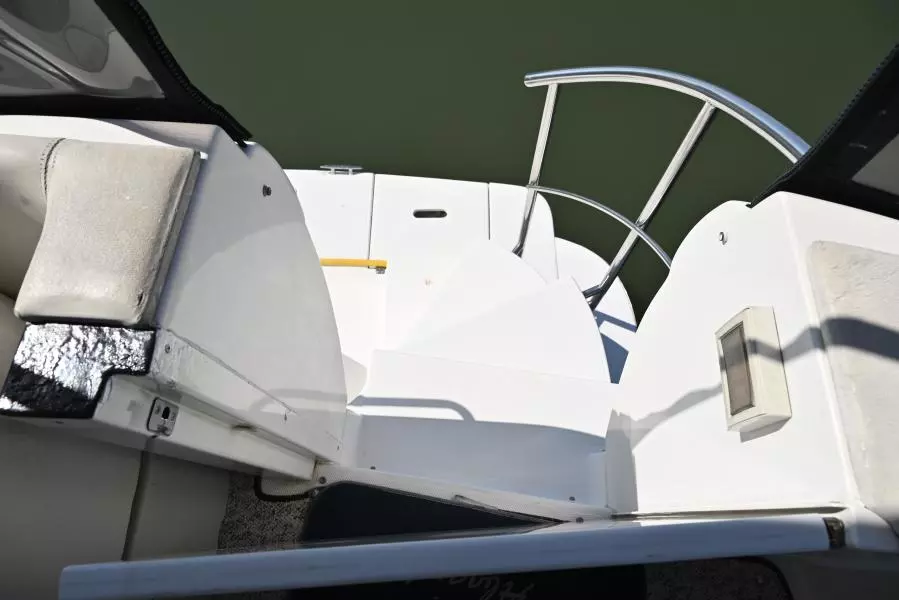 2004 Cruisers Yachts 405 Express Motor Yacht