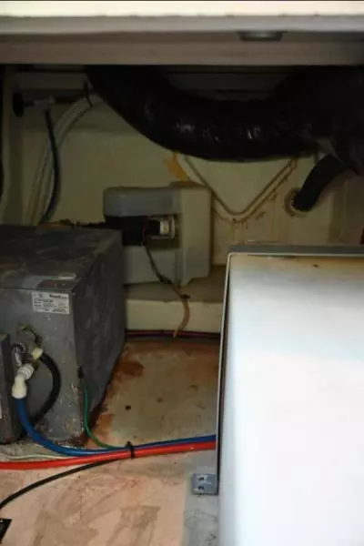 2004 Cruisers Yachts 405 Express Motor Yacht