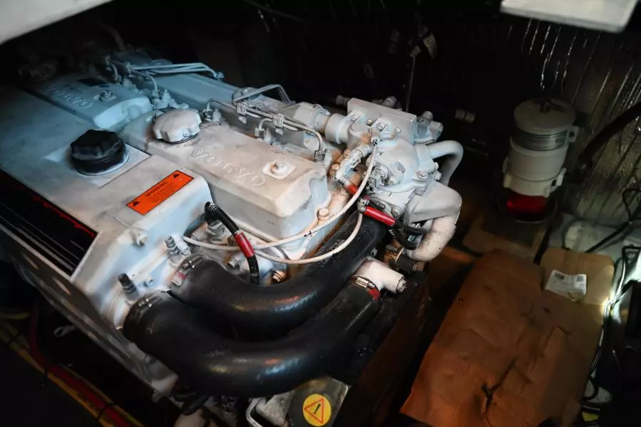 2004 Cruisers Yachts 405 Express Motor Yacht