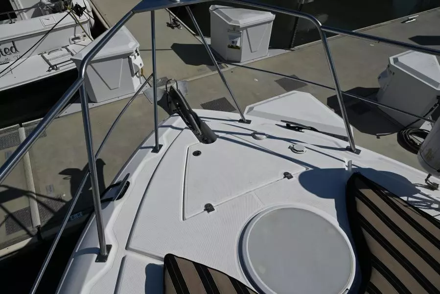 2004 Cruisers Yachts 405 Express Motor Yacht