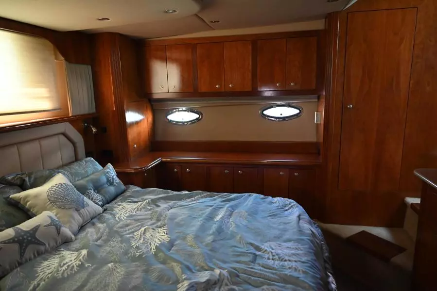 2004 Cruisers Yachts 405 Express Motor Yacht