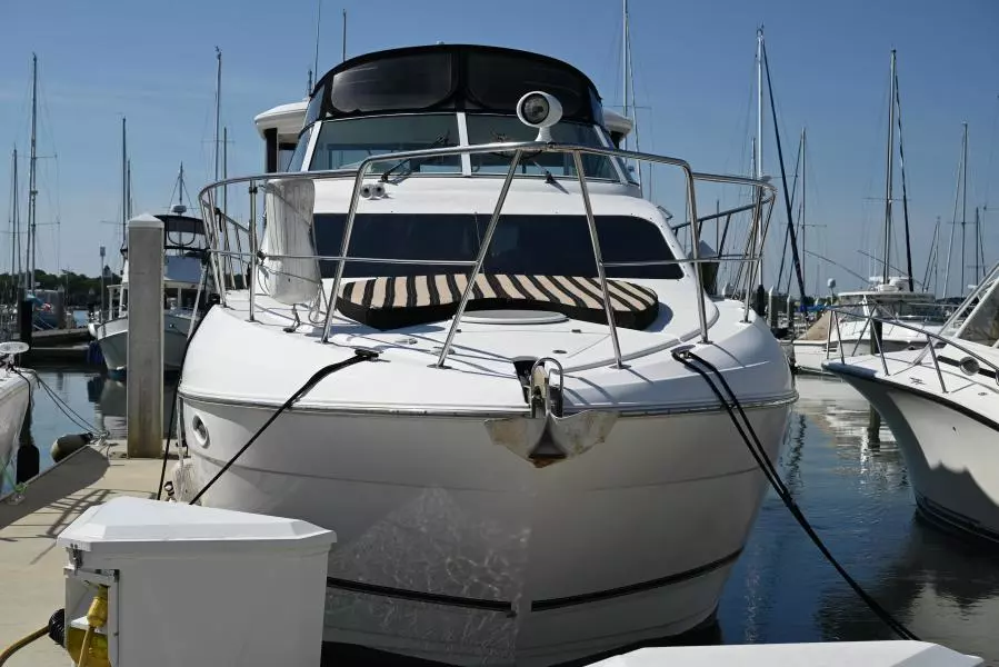 2004 Cruisers Yachts 405 Express Motor Yacht