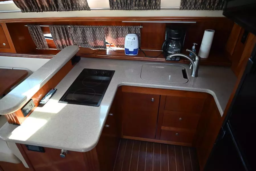 2004 Cruisers Yachts 405 Express Motor Yacht