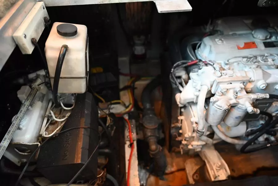 2004 Cruisers Yachts 405 Express Motor Yacht