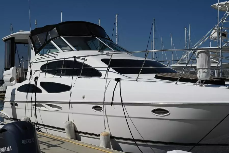 2004 Cruisers Yachts 405 Express Motor Yacht