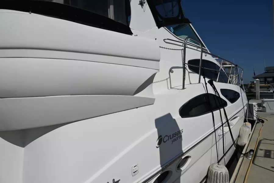 2004 Cruisers Yachts 405 Express Motor Yacht
