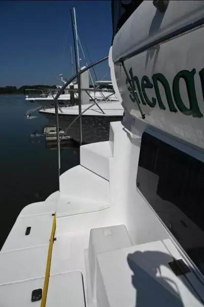 2004 Cruisers Yachts 405 Express Motor Yacht