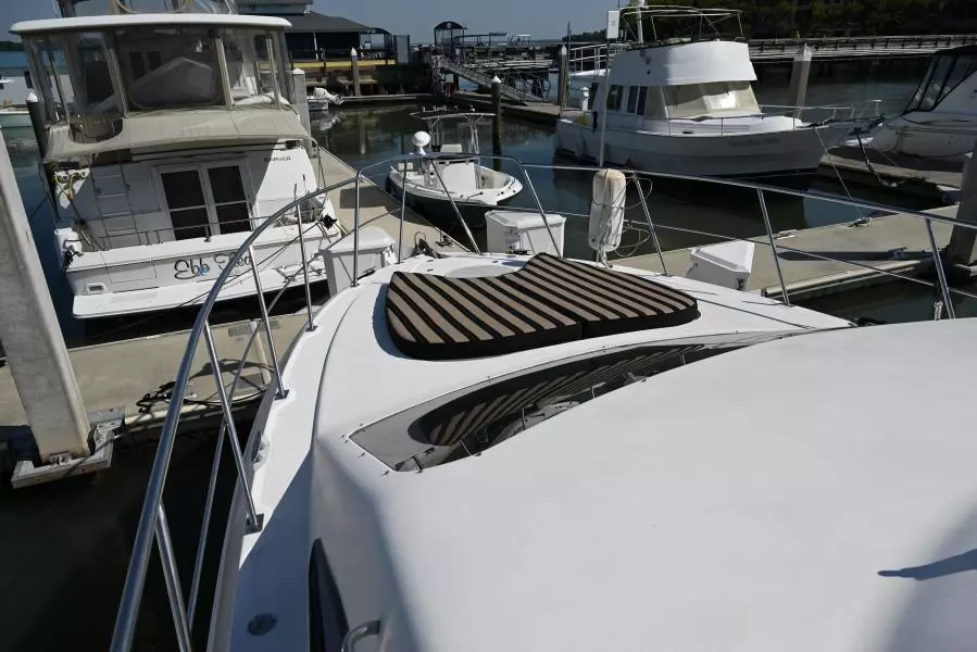 2004 Cruisers Yachts 405 Express Motor Yacht