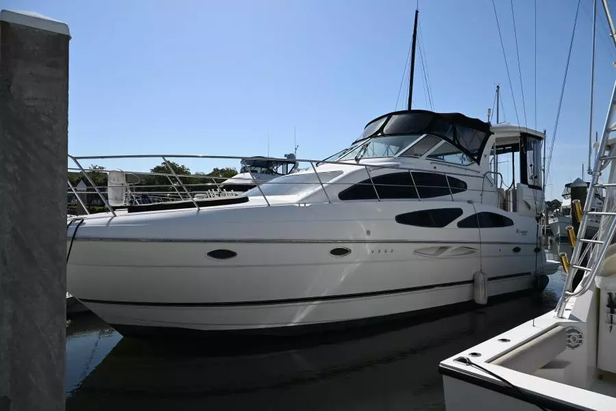 2004 Cruisers Yachts 405 Express Motor Yacht