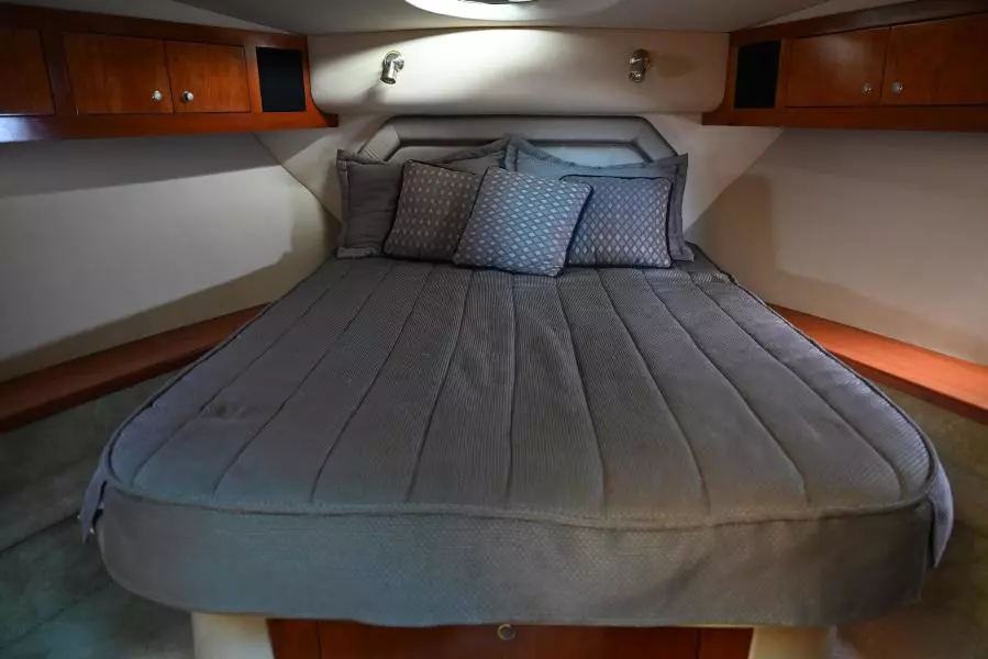 2004 Cruisers Yachts 405 Express Motor Yacht