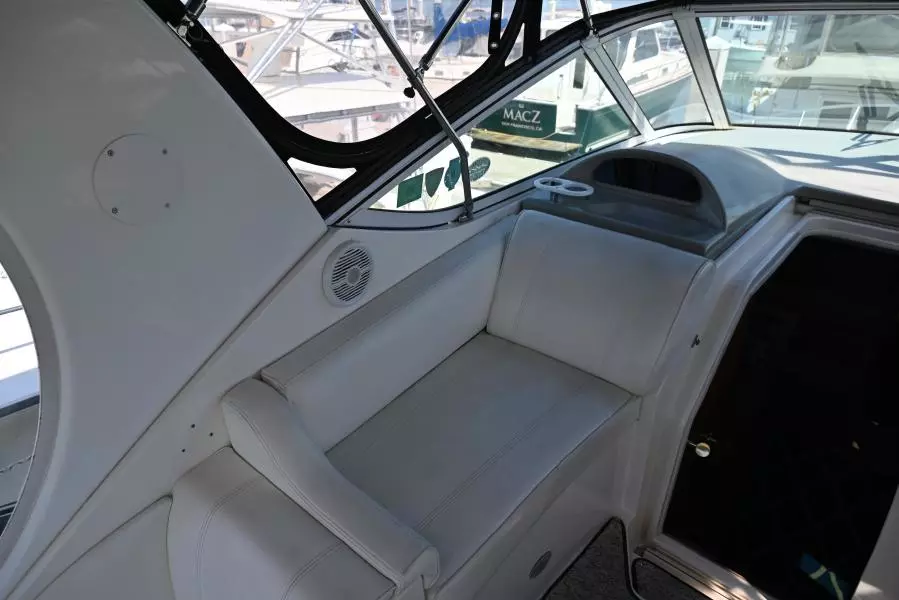 2004 Cruisers Yachts 405 Express Motor Yacht