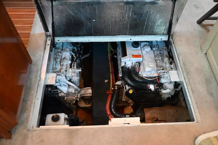 2004 Cruisers Yachts 405 Express Motor Yacht