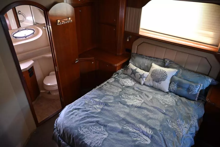 2004 Cruisers Yachts 405 Express Motor Yacht