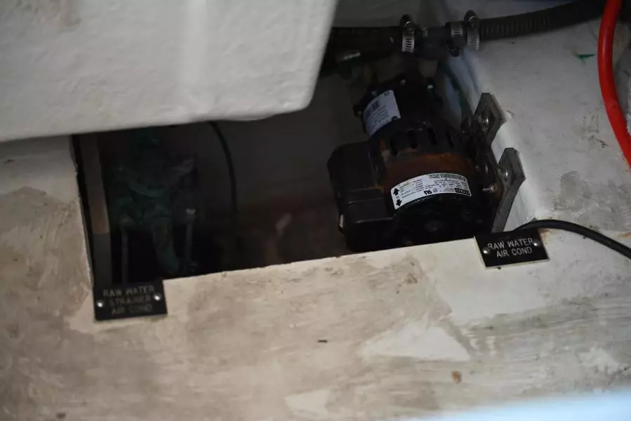 2004 Cruisers Yachts 405 Express Motor Yacht