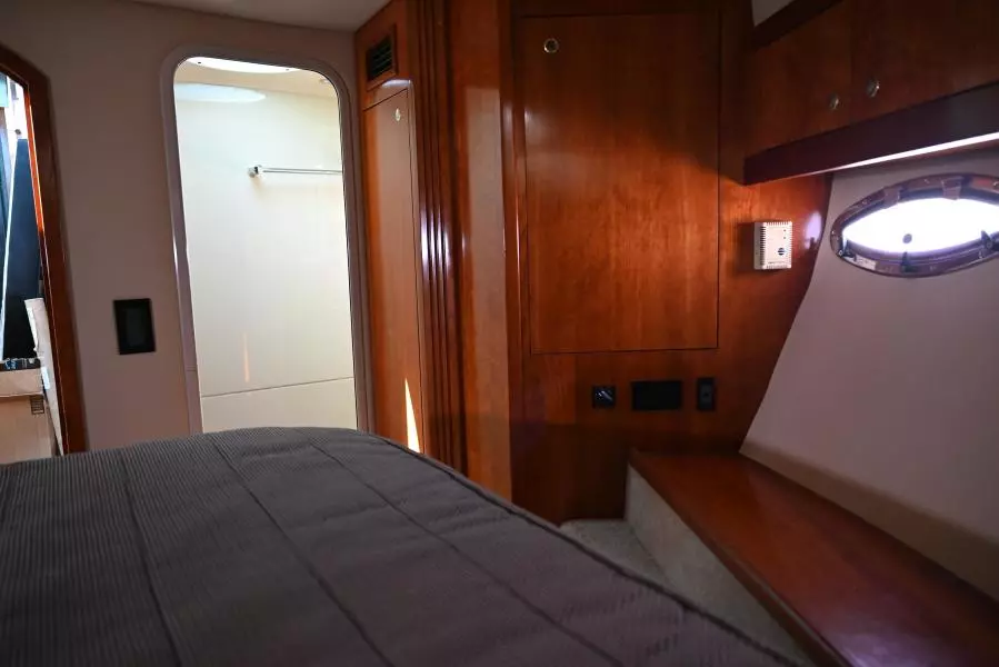 2004 Cruisers Yachts 405 Express Motor Yacht