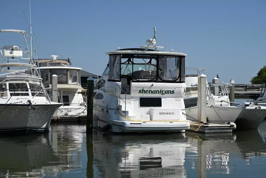 2004 Cruisers Yachts 405 Express Motor Yacht