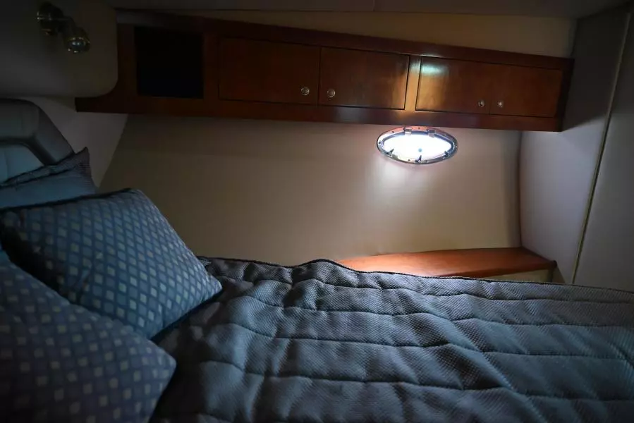 2004 Cruisers Yachts 405 Express Motor Yacht