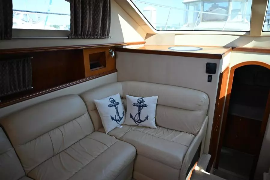 2004 Cruisers Yachts 405 Express Motor Yacht